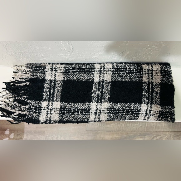 I am Beeline Imports | WMNS BLK & Taupe | FRINGE | 
COZY KNIT SCARF | OS | - Picture 2 of 8